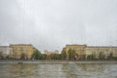 Cama yağmur yağıyor.