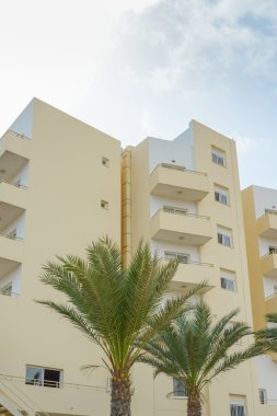 bir pencere ile büyük bir yapı parçası