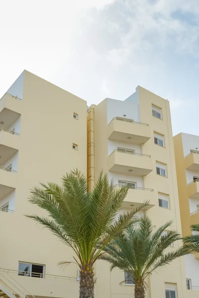 Partie d'un grand bâtiment avec une fenêtre — Photo