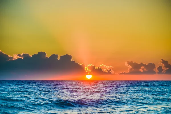 Dawn sun tranquil calm sea — Stock Photo, Image