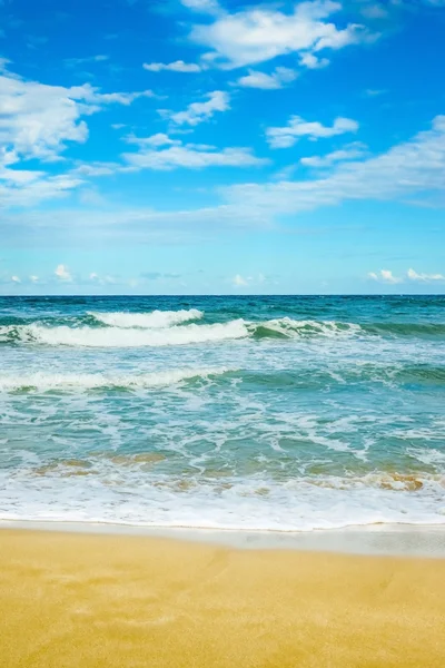 Spiaggia sabbiosa sul mare — Foto Stock