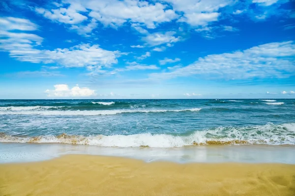 Spiaggia sabbiosa sul mare — Foto Stock