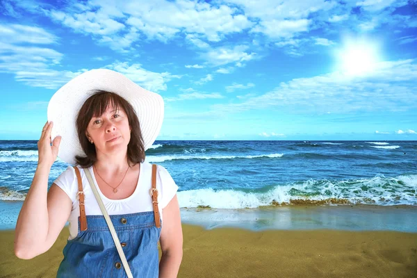 Morena de meia-idade na praia — Fotografia de Stock