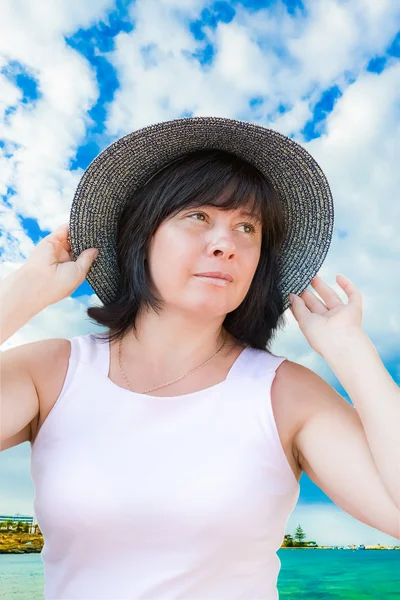 Middle-aged brunette on the beach — Stock Photo, Image