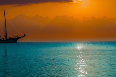 Şafak güneş sakin sakin deniz