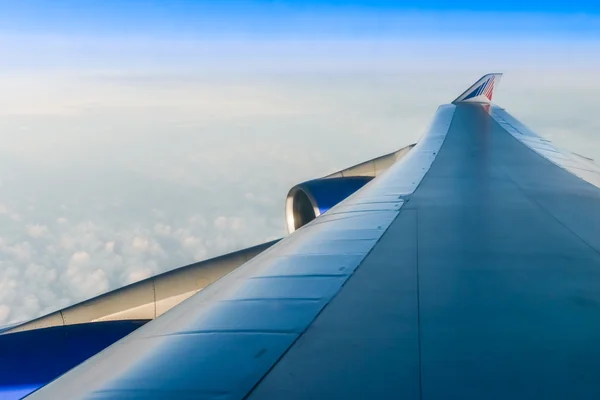 Vista da asa de um avião através da janela — Fotografia de Stock