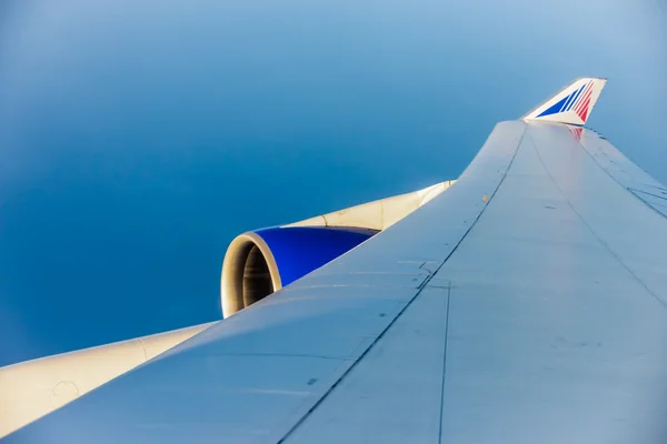 View of the wing of an airplane through the window — Stock Photo, Image