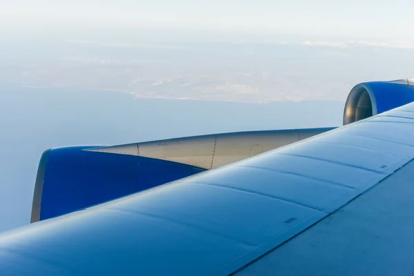 Blick auf den Flügel eines Flugzeugs durch das Fenster — Stockfoto