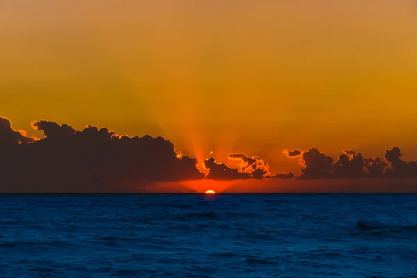Dawn sun tranquil calm sea — Stock Photo, Image