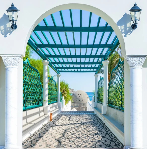 Open door arch with access to the alley — Stock Photo, Image