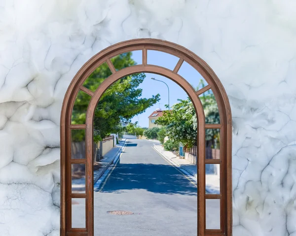 Open door arch with access to the alley — Stock Photo, Image