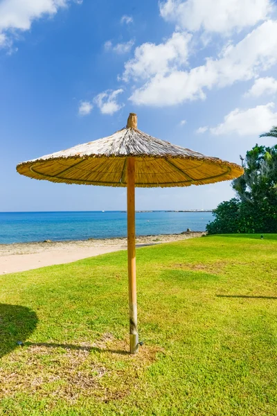 Parasol van stro op de zee — Stockfoto