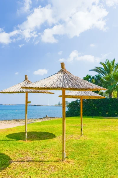 Sonnenschirm aus Stroh auf dem Meer — Stockfoto