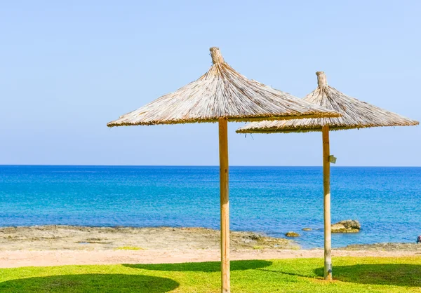 Sonnenschirm aus Stroh auf dem Meer — Stockfoto