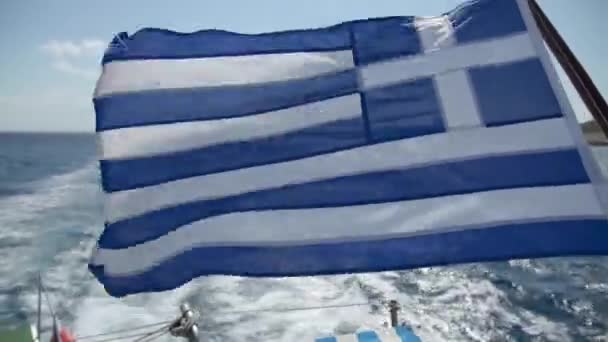 Bandera griega en el barco — Vídeo de stock