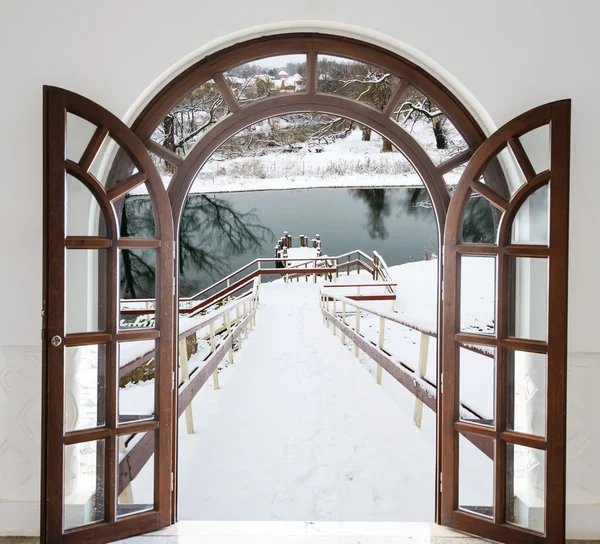 Nieve de invierno descienden escaleras en el estanque no se congela — Foto de Stock