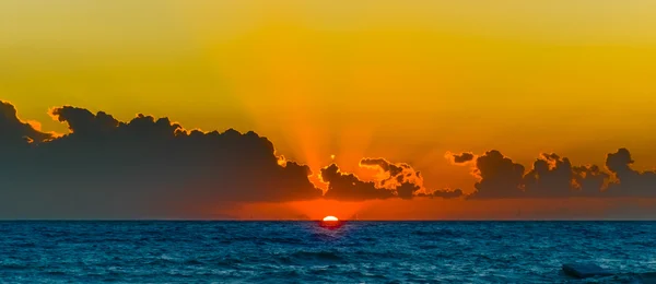 Sole dell'alba tranquillo mare calmo — Foto Stock