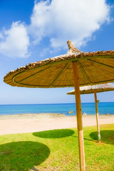 Ombrellone di paglia sul mare — Foto Stock