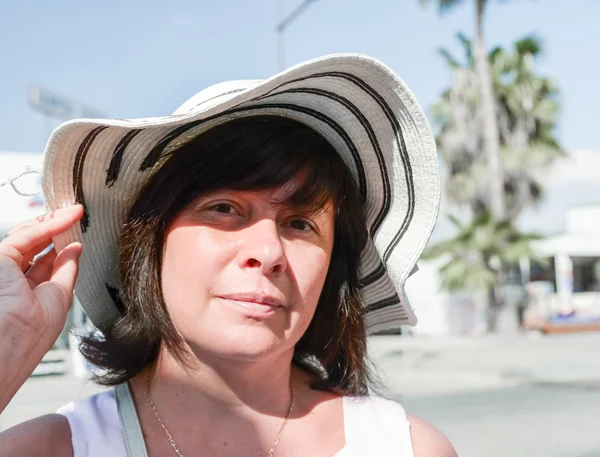 Mulher feliz em um chapéu — Fotografia de Stock