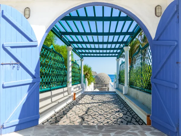 Open door arch with access to the alley — Stock Photo, Image