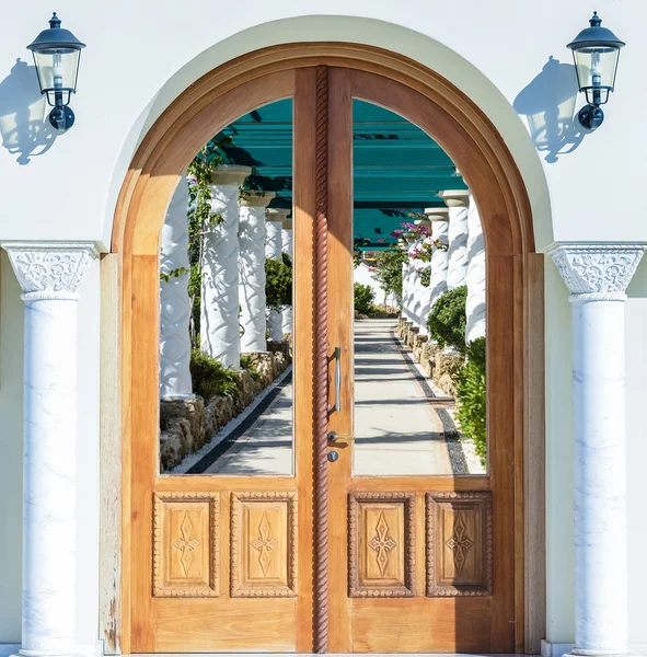 Open door arch with access to the alley — Stock Photo, Image