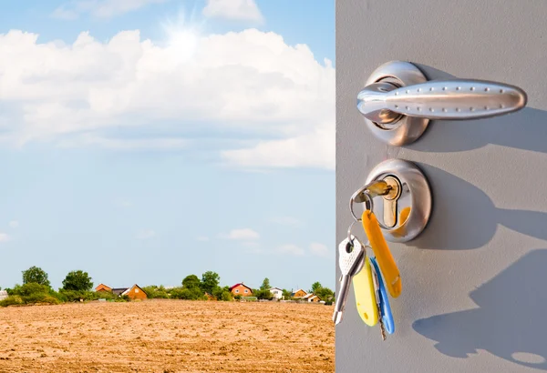 Open door with a view of green meadow  bright sunshine — Stock Photo, Image