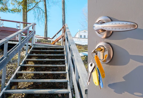 Escalera de puerta abierta — Foto de Stock