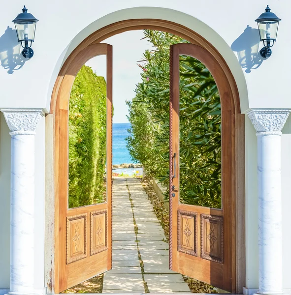 Puerta abierta con vista al prado verde sol brillante —  Fotos de Stock
