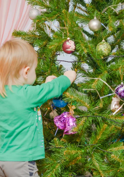 Ragazzo biondo decora l'albero di Natale — Foto Stock