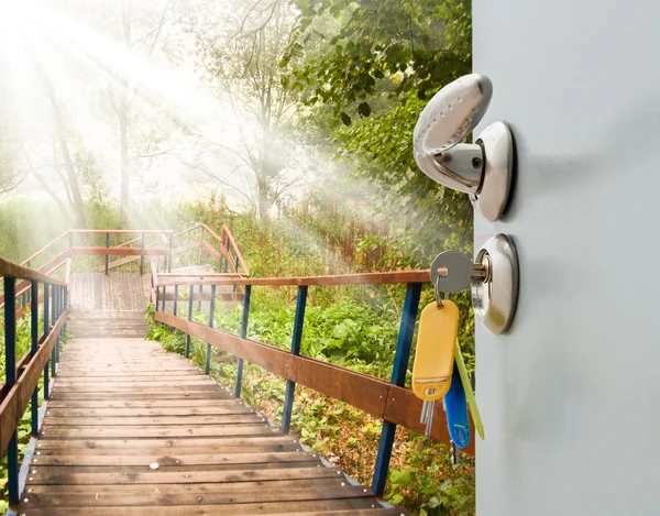 Escalera de puerta abierta — Foto de Stock