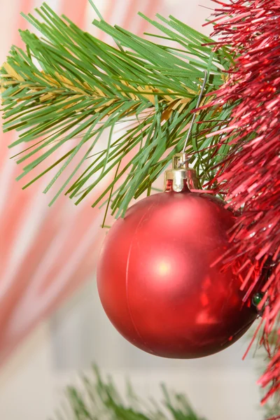 Juldekorationer som hänger på en tall med glitter, — Stockfoto