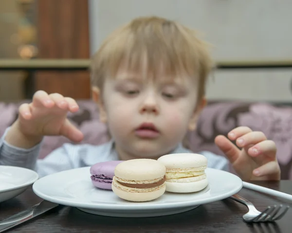 Kleiner Junge isst Kuchen — Stockfoto