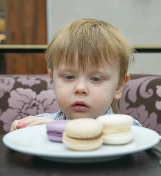 Kleiner Junge isst Kuchen — Stockfoto