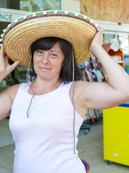 Femme heureuse dans un chapeau — Photo