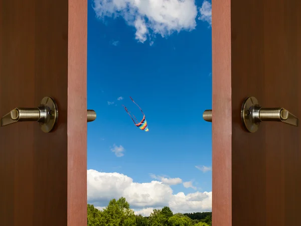 Kolorowy latawiec otwartych drzwi — Zdjęcie stockowe