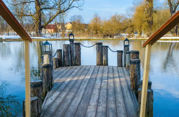 池の上の橋 — ストック写真