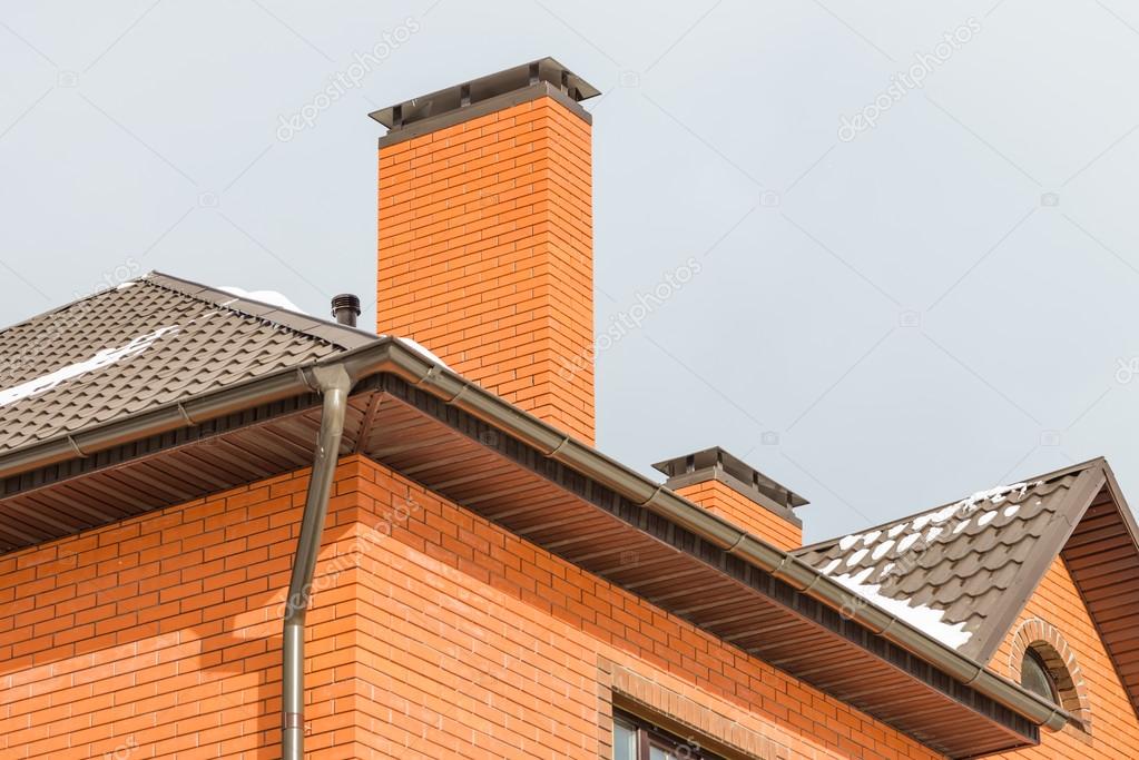 Techo de una casa con azulejos rojos — Foto de stock © db-rus #68291929