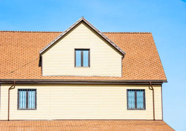 Casa con una ventana de techo a dos aguas —  Fotos de Stock