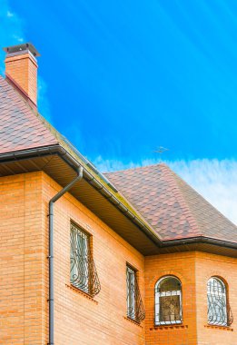 Çatı penceresi olan ev