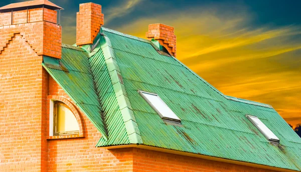 Casa con una ventana de techo a dos aguas — Foto de Stock