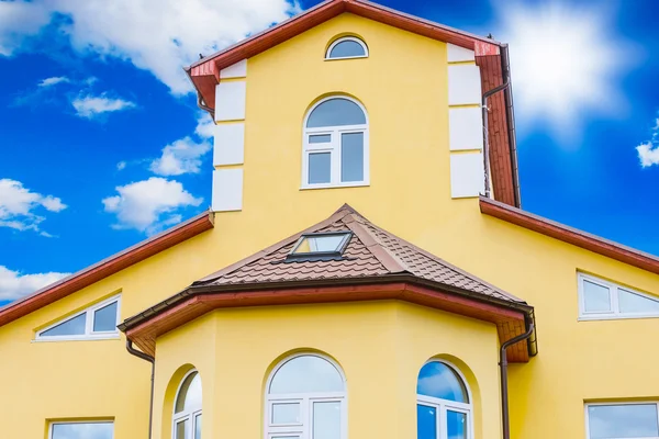 Casa com uma janela de telhado de duas águas — Fotografia de Stock