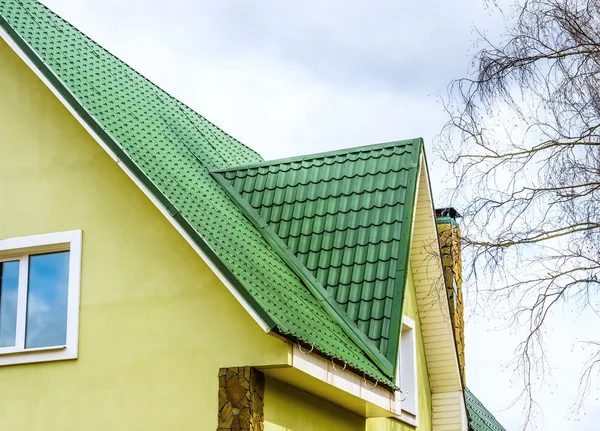 Ház oromzatos tetőablakkal — Stock Fotó
