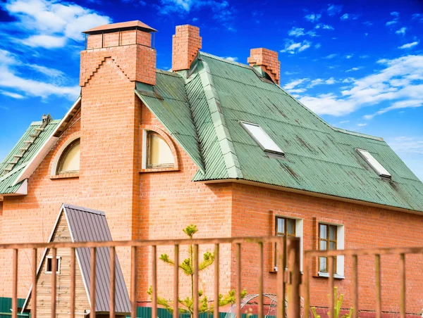 Çatı penceresi olan ev — Stok fotoğraf