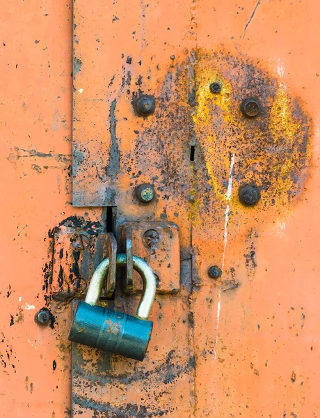 Fechadura fechada na porta enferrujado — Fotografia de Stock