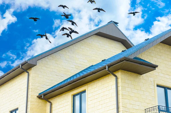 Casa con una ventana de techo a dos aguas — Foto de Stock