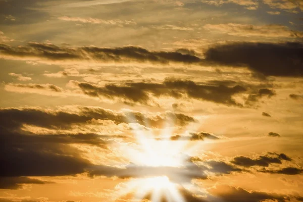 Sonnenuntergang in Wolken — Stockfoto