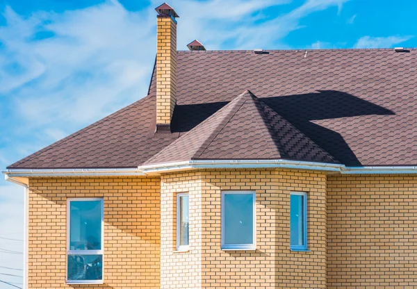 Çatı penceresi olan ev