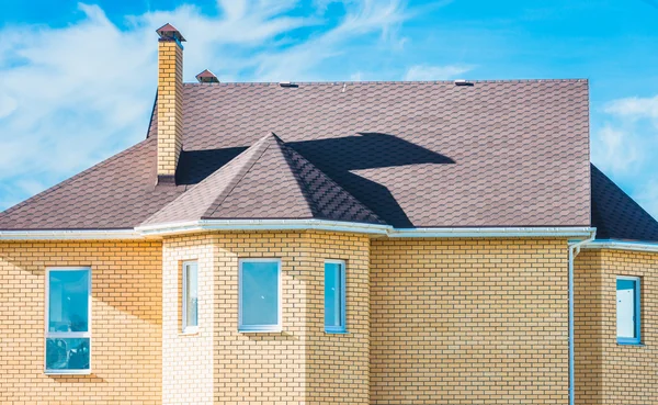 Haus mit Satteldachfenster — Stockfoto