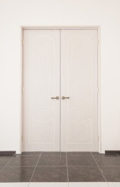 Beyaz ahşap kapı