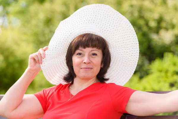 A middle-aged brunette white hat — Stock Photo, Image